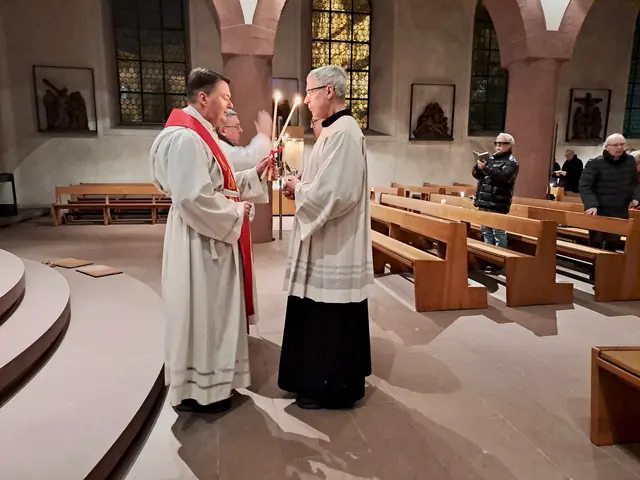 Pfarrer Jan Kölbel und Pfarrer Toni Wolf spendeten den Blasiussegen als Einzelsegen | Foto: Martin Winkler