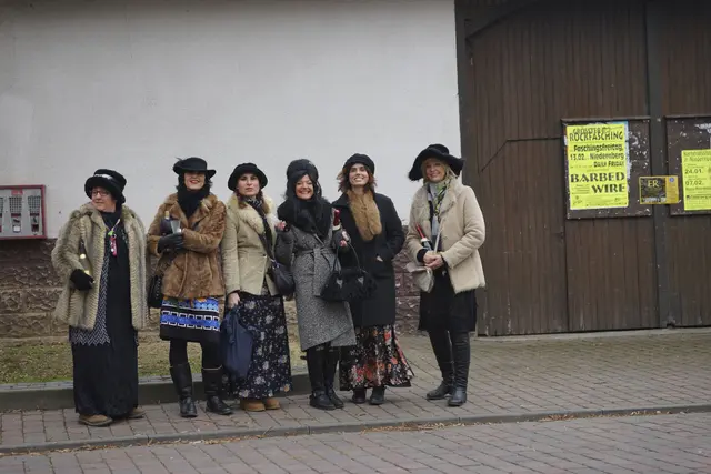 Im Maintal  - hier in Niedernberg - wird es urbaner: Krawatten fallen reihenweise, und der Rathaussturm ist so routiniert, dass man meinen könnte, die Frauen hätten längst einen Zweitschlüssel.
