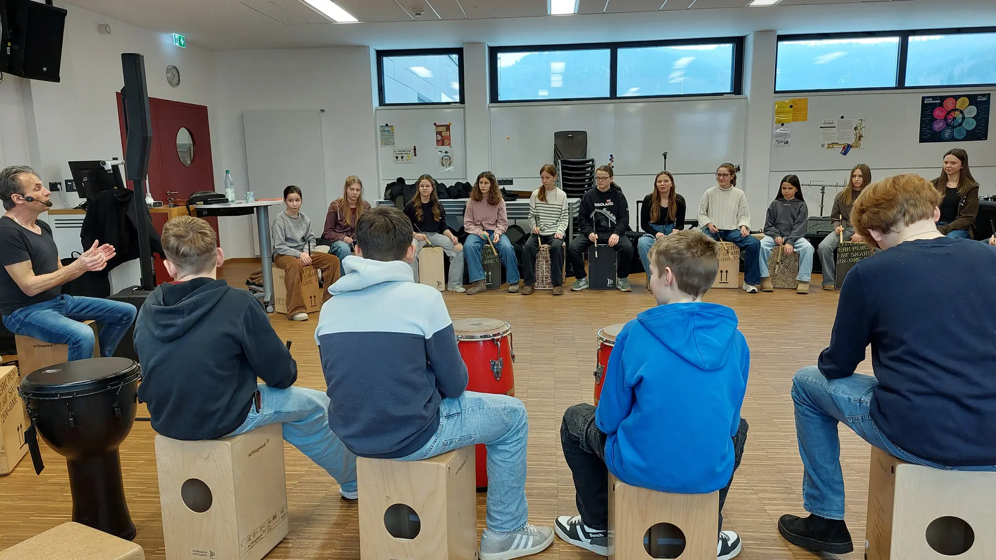 Percussionist-Matthias-Philipzen-als-Workshop-Leiter-zu-Gast