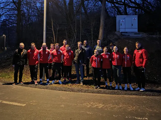 Bürgermeister Bernd Kahlert mit einigen Beteiligten der Miltenberger Laufstrecke  | Foto: DREI AM MAIN - Evelyn Bosche