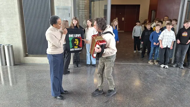 Beim Empfang in der kleinen Aula mit Präsenten und natürlich Reggae-Songs von Bob Marley | Foto: Michaela Grimm