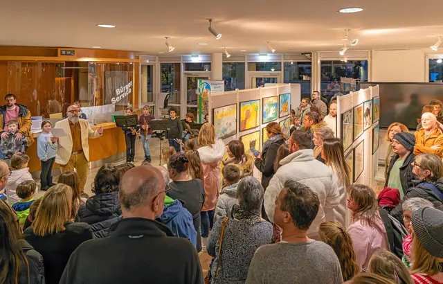 Im prall gefüllten Foyer des Landratsamts eröffnete stellvertretender Landrat Bernd Schöttler die Vernissage zum Schaefler-Preis.  | Foto: Winfried Zang