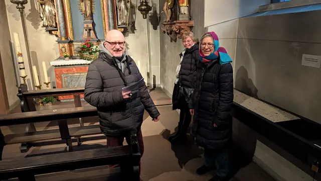 Martin Pechtold und Jutta Winterheld (rechts) erläutern den anderen Mitgliedern des Kunst-Stammtisches ART5 die sakrale Kunst in St. Jakobus, Miltenberg. | Foto: Kunst-Stammtisch ART5