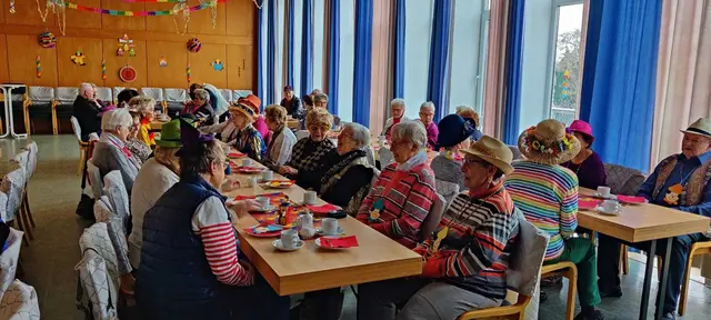Nette Gespräche im gut besuchten Jugendheim. | Foto: Elvi Hofmann