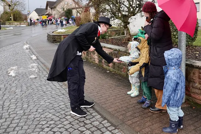 Gut gelaunt und bestens ausgerüstet mit bunten Schirmen und großen Taschen für die erhofften Süßigkeiten säumten zahlreiche Närrinnen und Narren aus Steinbach und der Umgebung die Strecke. 