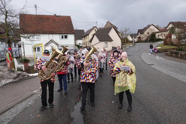 Angeführt von der Musikkapelle Steinbach, die mit schwungvollen Märschen und beliebten Fastnachtsliedern die Stimmung anheizte, reihte sich nicht wenige Gruppen und Motivwagen ein. 