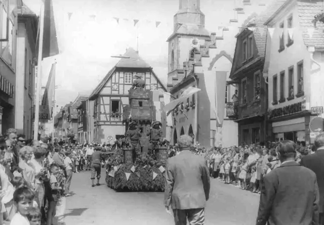 Apfelblütenfest 1970: Der Festzug durch die Römerstadt | Foto: Heimat- und Verkehrsverein Obernburg