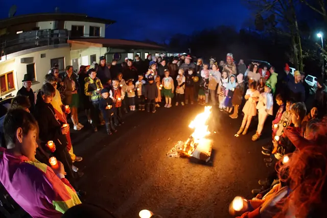 Die Flammen steigen, knistern, tanzen.

Sie verzehren nicht nur Stroh und Stoff, sondern auch das, was man loslassen möchte: Übermut, Ärger, Müdigkeit, Winterlast.

Und in diesem kurzen, warmen Licht liegt etwas Tröstliches:
Ein Neubeginn, der sich nicht aufdrängt, sondern einfach geschieht.