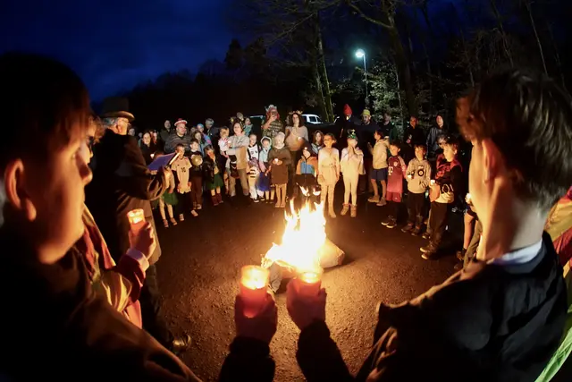Die Flammen steigen, knistern, tanzen.

Sie verzehren nicht nur Stroh und Stoff, sondern auch das, was man loslassen möchte: Übermut, Ärger, Müdigkeit, Winterlast.

Und in diesem kurzen, warmen Licht liegt etwas Tröstliches:
Ein Neubeginn, der sich nicht aufdrängt, sondern einfach geschieht.
