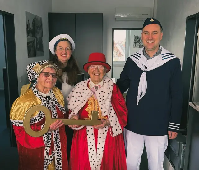 Bürgermeister Markus Krebs mit Ehefrau Sandra und dem Prinzenpaar. | Foto: Markt Sulzbach a.Main - Leander Aust