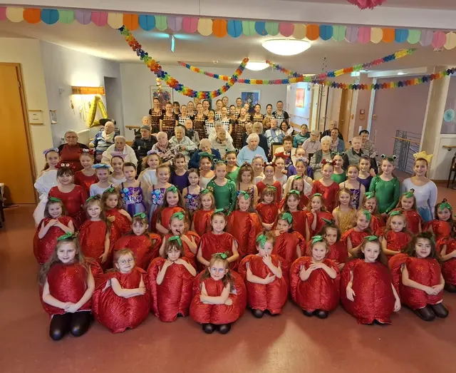 Brachten Stimmung ins ASB Haus nach Buchen: Die Schautanzgruppen aus Gerichtstetten, Höpfingen und Walldürn.  | Foto: ASB Region Heilbronn-Franken