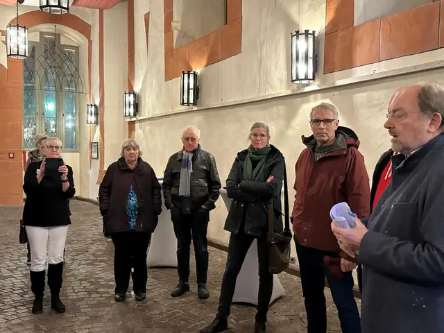 Einführung in die Ausstellung von Altbürgermeister Helmut Demel | Foto: Reinhild Reuter