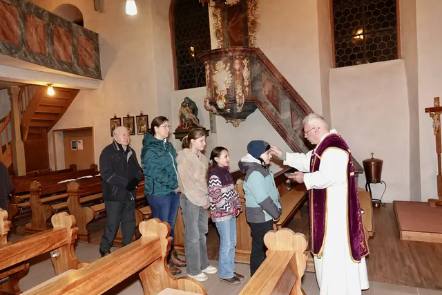 Das Aschenkreuz, das wir uns auf die Stirn zeichnen lassen, sei ein tiefes Zeichen der Verbundenheit mit Jesus Christus, sagte Pfarrvikar Krzysztof Winiarz in Miltenberg- Schippach in seiner Predigt beim Abendgottesdienst am 19. Februar 2026.
