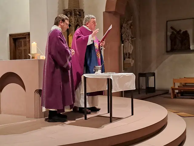 Segnung der Asche durch Pfarrer Toni Wolf | Foto: Martin Winkler
