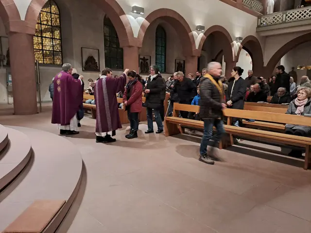 Austeilung des Aschenkreuzes als Zeichen der Umkehr und der Buße | Foto: Martin Winkler