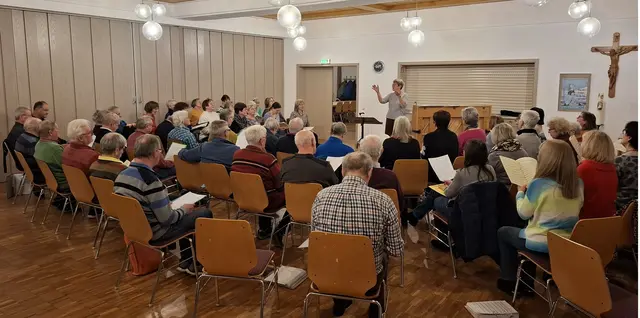 Gemeinsame Probe der Chöre aus Röllbach, Mönchberg und Schmachtenberg für das 40jährige Priesterjubiläum von Monsignore Franz Leipold | Foto: Manfred Hofmann