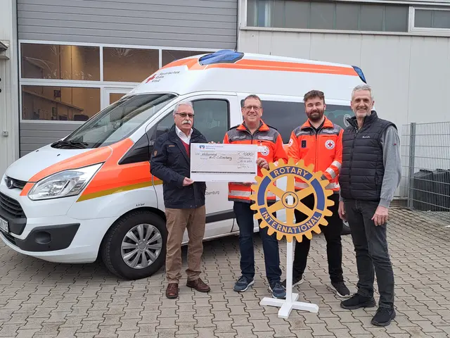 Übergabe der Spende von 1.000 €. 
vlnr: Joachim Fertig (Präsident RC Miltenberg), Thomas Zöller (Bereitschaftsleiter), Fabian Schäfer (Rettungssanitäter - beide HvO Collenberg), Roland Weber (RC Clubmeister)