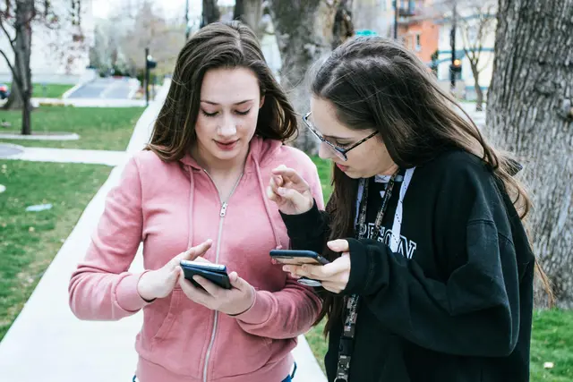 Austausch, Inspiration und Gemeinschaft: Für viele Jugendliche gehört das Smartphone zum Alltag. | Foto: pexels -Brett Sayles
