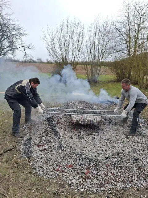 Die Vorstände persönlich ließen es sich nicht nehmen, dass Lakefleisch in die Glut zu stellen | Foto: Lakefleisch- und Schafkopffreunde