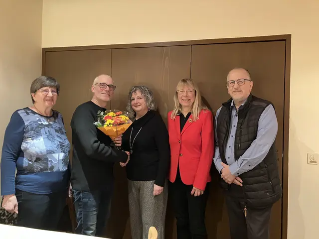 Vorsitzender Andreas Köster sprach der langjährigen Kassiererin Beate Munz seinen Dank aus. Von links: Schriftführerin Susanne Flicker, Vorsitzender Andreas Köster, Beate Munz, stellvertretende Landrätin Monika Pleßmann und MSB-Präsident Helmut Kaltenhauser. | Foto: Privat