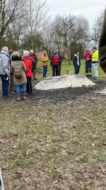 Alle vergessen den Matsch und warten geduldig auf das Lakefleisch | Foto: Lakefleisch- und Schafkopffreunde