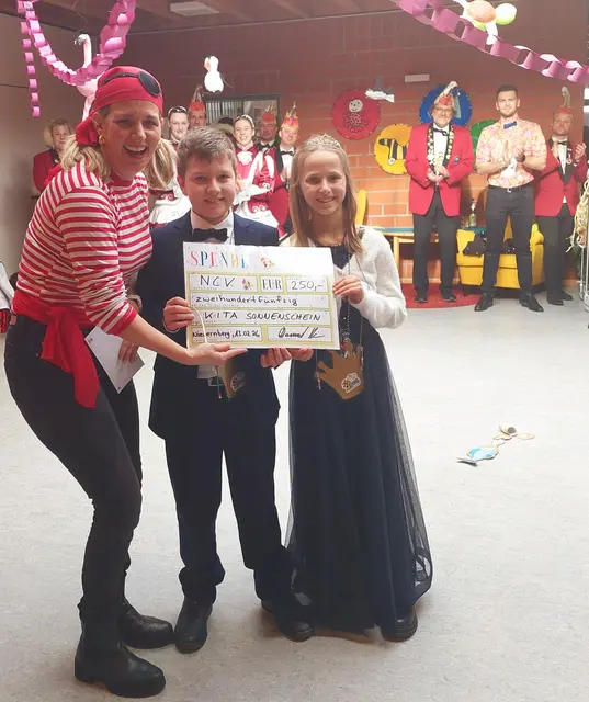 Übergabe Spendenscheck: Jasmin Höfling (Leitung KiTa Sonnenschein), Kinderprinzenpaar Linus II. und Greta I. (Linus Seitz und Greta Niebauer). | Foto: Melanie Graner