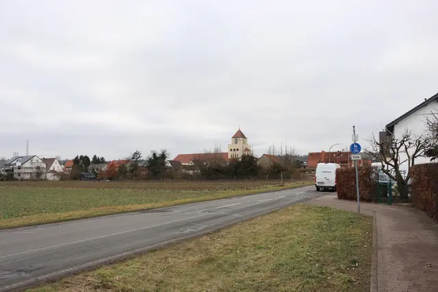 Das Ende des Radweges ist unübersichtlich und die weiterführung aud die Straße durch geparkte Fahrzeuge gefährlich, da die Radfahrer*innen zum Teil auf die Gegenfahrbahn ausweichen müssen. | Foto: Werner Billmaier