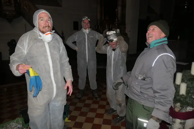 Mitarbeitende des Naturparks Spessart und Ehrenamtliche der BN-Ortsgruppe Gemünden bei der Reinigung in der Kirche unter schwierigen Bedingungen. | Foto: Oliver Kaiser