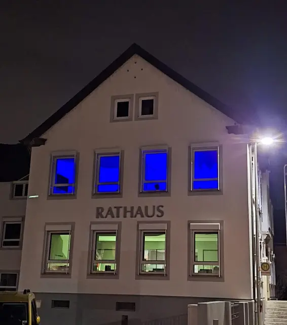 Rathaus Sulzbach setzt ein Zeichen der Solidarität und strahlt in den Nationalfarben der Ukraine.  | Foto: Markt Sulzbach a.Main - Claudia Klein