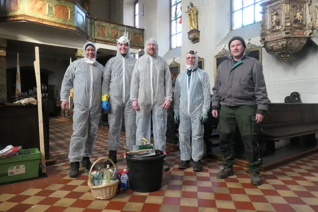 Schutzkleidung, Atemmasken und viel Handarbeit sind nötig, um das sensible Quartier zu pflegen. | Foto: Oliver Kaiser