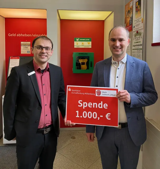 Bürgermeister Markus Krebs mit dem Filialdirektor Viktor Schwab bei der symbolischen Spendenübergabe. | Foto: Sparkasse Sulzbach