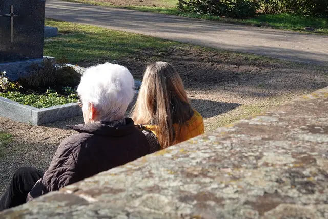 Für viele Menschen ist der Friedhof im Vorfrühling ein Ort der inneren Klärung. Ältere Besucher finden hier Trost in der Gewissheit, dass Erinnerung weiterwirkt. Jüngere spüren, dass Neubeginn nicht laut sein muss.