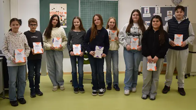 (von l. n. r.): Magdalena Knapp (Pestalozzi-Realschule Mosbach), Max Celik (Auguste-Pattberg-Gymnasium Mosbach), Ujvare Nitaj (Lohrtalschule-GWRS, Schefflenz), Sarina Bock (Nikolaus-Kistner-Gymnasium Mosbach), Lina-Marleen-Mix (Realschule Obrigheim), Maja Reichert (Eckenberg-Gymnasium Adelsheim), Nele Lämmerer (Friedrich-Heuß-GMS, Haßmersheim), Tamara Lukic (Martin-von-Adelsheim-Schule GMS, Adelsheim), Elmedin Zekjiri (Gemeinschaftsschule Obrigheim)