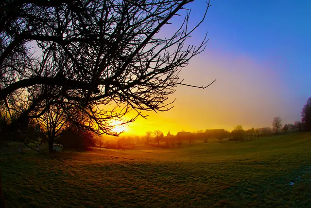 März-Morgensonne: Der März markiert den Übergang vom Winter zur ersten Wärme des Frühlings und ist ein Monat voller Lebendigkeit, Aufbruch und Brauchtum. Inmitten der wechselhaften Wetterlagen erwacht die Natur, und die Menschen sehnen sich nach Licht und Erneuerung.