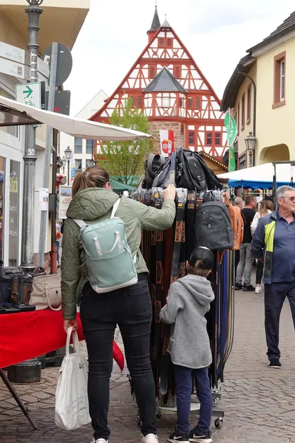 Der Frühlingsmarkt am ersten März  2026 in Großheubach (hier eine  Archivaufnahme vom Ostermarkt 2025) ist  mehr als ein Termin. Er ist ein Ritual des Aufbruchs, ein ästhetischer Gegenentwurf zur Beschleunigung, ein humorvoller Spiegel der Region – und ein kleines, aber kraftvolles Versprechen, dass Gemeinschaft auch in Zukunft möglich bleibt.