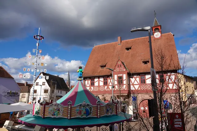 Märchenhafte März-Szenerie beim Frühlingsmarkt in Großheubach.