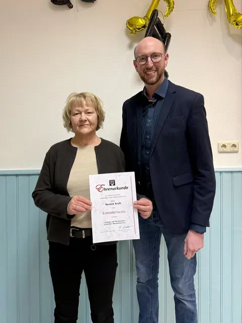 Vorsitzender Benjamin Bohlender ernennt Renate Kraft zum Ehrenmitglied des Mechenharder Gesang- und Musikvereins.