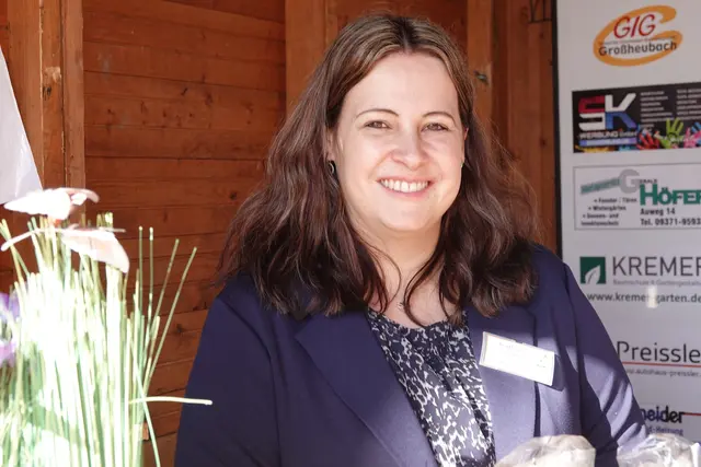 
Katharina aus Großheubach – „Zwischen Beruf und Familie – und trotzdem weiter“

„Ich habe beruflich viel erreicht und zuhause noch mehr. Kinder, Ausbildungen, Neustarts. Frauen jonglieren ständig – Termine, Erwartungen, Verantwortung. Und trotzdem wird es oft als selbstverständlich abgetan. Ich wünsche mir, dass man sieht, was wir leisten: nicht laut, aber unermüdlich.“

