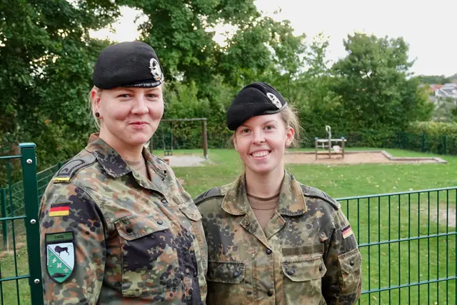 Zwei Frauen in der Bundeswehr, gesehen in Külsheim.