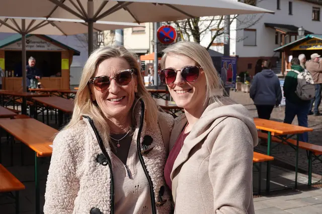 Anette (links) und Jeanette.

Anette aus Großheubach – „Chancen nutzen, Steine überwinden“

„Ich bin nicht mit Privilegien gestartet, aber mit Willen. Im Leben liegen Steine – manche wirft man uns hin, manche liegen einfach da. Ich habe gelernt, sie nicht als Hindernis zu sehen, sondern als Trittstufen. Gleicher Lohn für gleiche Arbeit? Das ist kein Wunsch, das ist Gerechtigkeit. Und ja: Jeder ist seines Glückes Schmied – aber nur, wenn der Amboss für alle derselbe ist.“

Jeanette aus Großheubach – „Gerechtigkeit ist kein Luxusgut“

„Ich habe mich hochgearbeitet, Schicht um Schicht, Jahr um Jahr. Aber wenn ich sehe, dass Männer für dieselbe Leistung mehr verdienen, dann frage ich mich: Wessen Leistung zählt hier eigentlich? Ich will keine Sonderbehandlung. Ich will Fairness. Und die Freiheit, meine Lebensmotive selbst zu setzen – ohne finanzielle Bremse.“