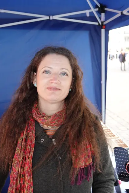 

Johanna aus Großheubach – „Kindererziehung braucht Zeit – und Unterstützung“

„Ich habe zwei Kinder in der Grundschule und arbeite in Teilzeit. Betreuungsgeld? Reicht kaum für neue Turnschuhe. Kita‑Öffnungszeiten? Ein tägliches Puzzle, das selten aufgeht. Wenn wir wollen, dass Frauen arbeiten können, dann müssen wir ihnen ermöglichen, ihre Kinder gut betreut zu wissen. Das ist kein Extra – das ist Grundlage.“