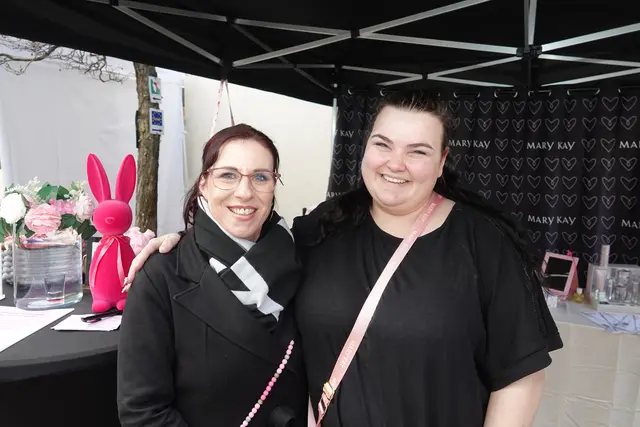 Silvia (links) aus Marktheidenfeld &amp; Kim aus Wertheim – „Selbstfürsorge ist kein Egoismus“

Silvia: „Wir Frauen denken immer zuerst an andere – an Kinder, Partner, Eltern, Kolleginnen. Wir funktionieren, wir organisieren, wir halten zusammen. Aber irgendwann habe ich gemerkt: Wenn ich mich selbst vergesse, vergesse ich meine eigene Kraft.“
Kim: „Selbstfürsorge ist kein Egoismus, sondern Voraussetzung dafür, überhaupt stark zu bleiben. Wir müssen lernen, uns selbst wichtig zu nehmen – nicht als Letzte auf der Liste, sondern als Erste.“
Silvia: „Frauen, macht mehr aus euch. Ihr seid es wert.“

