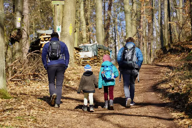 Familie unterwegs im Frühling