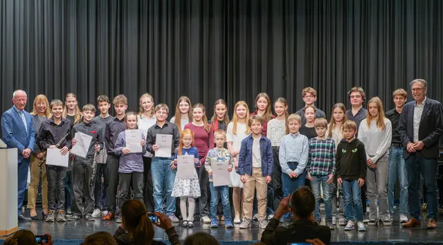 : Die beim Regionalwettbewerb „Jugend musiziert“ Ausgezeichneten mit (von links) dem stellvertretendem Aschaffenburger Landrat Andreas Zenglein und Monika Wolf-Pleßmann (weitere Stellvertreterin des Miltenberger Landrats) sowie Aschaffenburgs Oberbürgermeister Jürgen Herzing (rechts).  | Foto: Winfried Zang