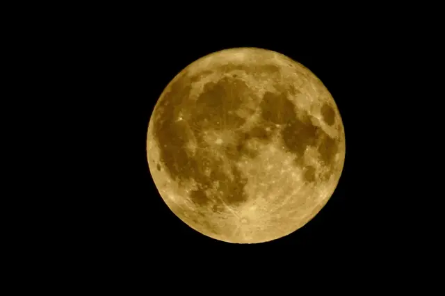 Der März-Vollmond gilt traditionell als Übergangsmond zwischen Winter und Frühling. Seine historischen Namen – etwa Wurm-Mond, Krähen-Mond, Saft-Mond oder Fasten-Mond – leiten sich aus Naturbeobachtungen ab: dem Auftauen der Böden, der Rückkehr erster Vögel, dem beginnenden Saftfluss in Bäumen und der kirchlichen Fastenzeit. In vielen Regionen markiert er den praktischen Beginn der neuen Saison, weil landwirtschaftliche Arbeiten, Amphibienwanderungen und erste Pflegegänge in der Landschaft einsetzen. Gleichzeitig besitzt er eine kulturelle und symbolische Bedeutung als „Schwellenlicht“, das den Winter verabschiedet und den Frühling ankündigt.




