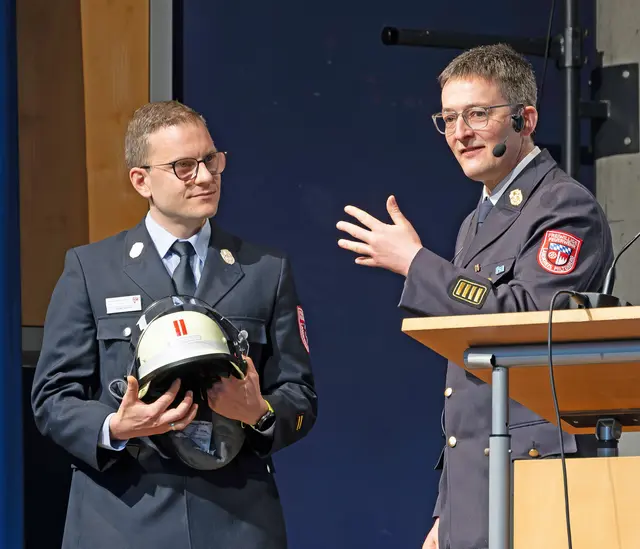 Kreisbrandrat Martin Spilger (rechts) überreichte dem neuen Kreisbrandmeister Florian Schmitt symbolisch einen Helm. Schmitt folgt auf Jürgen Schell, der das Amt abgegeben hat. | Foto: Winfried Zang