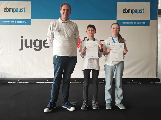 Einen großen Erfolg bei Jugend forscht verbuchten Colin Luongo (Mitte), Anika Dürr und Betreuer Birger-Daniel Grein von den Jungen Forschern Main-Tauber e.V. Freudenberg