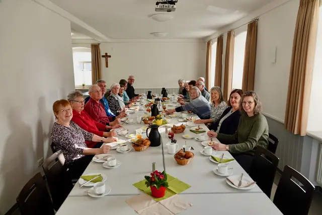 Im Anschluss zog die Gemeinschaft ins benachbarte Pfarrheim, wo das traditionelle Fastenessen wartete: Brötchen, Honig, Apfel-Gelee, Butter, Eier und Quarkspeisen zu Kaffee oder Tee sorgten für Genuss und Gesprächsstoff. 

„Dieses Fastenessen bringt uns zusammen und stimmt optimistisch“, fand eine 74-jährige Seniorin aus Heppdiel. 

Ein älterer Herr aus Windischbuchen, Anfang 80, ergänzte zufrieden: „Solche Begegnungen machen die Fastenzeit lebendig.“ 