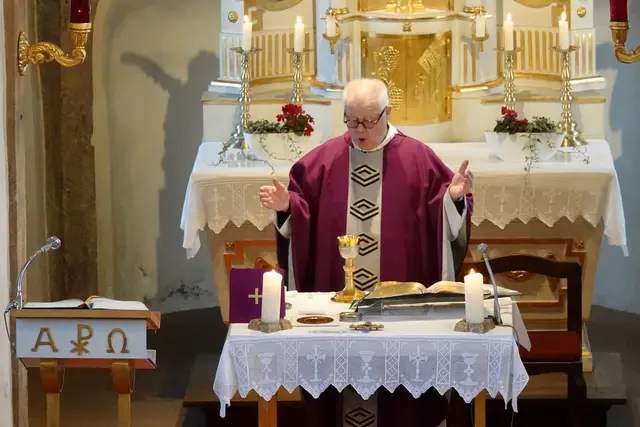 Pfarrer Artur Fröhlich sprach in seiner Predigt  über die Symbolik und Bedeutung von Lätare in der vorösterlichen Zeit und teilte persönliche Erinnerungen aus Heiligenblut in Niederösterreich.