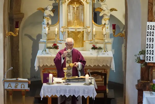 Pfarrer Artur Fröhlich sprach in seiner Predigt  über die Symbolik und Bedeutung von Lätare in der vorösterlichen Zeit und teilte persönliche Erinnerungen aus Heiligenblut in Niederösterreich.